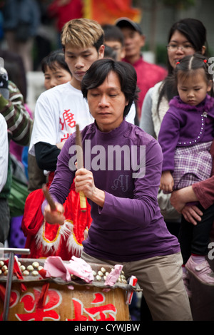 Musiker zu einem Löwentanz bei einem Tempelfest in alten Liwan Bezirk Guangzhou mitspielen. Stockfoto