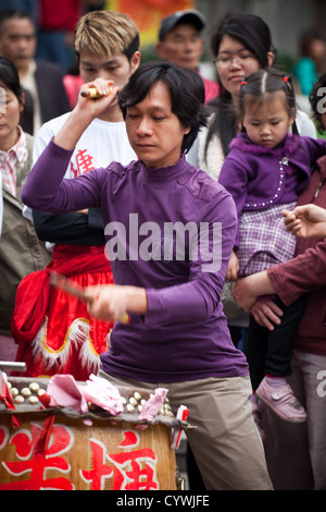Musiker zu einem Löwentanz bei einem Tempelfest in alten Liwan Bezirk Guangzhou mitspielen. Stockfoto