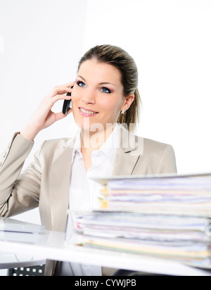 Nahaufnahme der Geschäftsfrau im Büro am Telefon sprechen Stockfoto