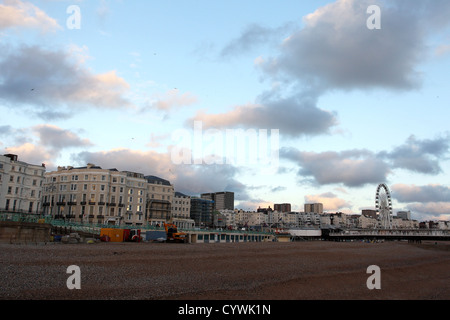 Häuser, Hotels, Wohnungen, Geschäften und Restaurants auf Brighton Seafront, East Sussex, UK. Stockfoto