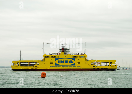 Die Isle Of Wight Fähre "Red Osprey" geführt von Red Funnel in den Ikea-Farben lackiert Stockfoto