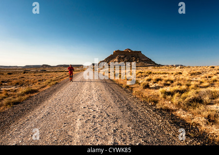 Schotterstraße in Bardenas Reales Naturpark, Navarra, Spanien Stockfoto