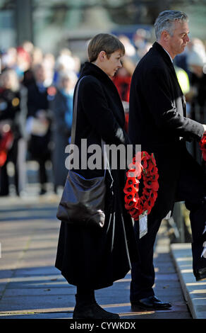 Brighton, UK. Sonntag, 11. November 2012. Caroline Lucas der grünen Partei MP für Brighton legt einen Kranz an der Akt der Gedenkgottesdienst in Brighton. Alamy Live-Nachrichten Stockfoto