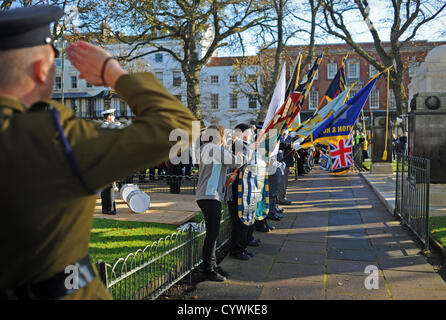 Brighton, UK. Sonntag, 11. November 2012. Die Standards werden in den Akt des Gedenkens-Dienst in Brighton gesenkt. Alamy Live-Nachrichten Stockfoto