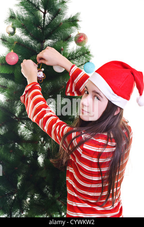 Junge Mädchen tragen Mütze dekorieren Weihnachtsbaum, Blickkontakt, vertikalen Schuss Stockfoto