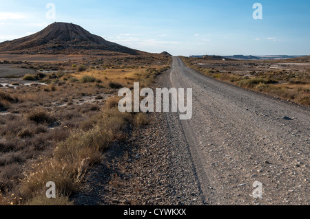 Schotterstraße in Bardenas Reales Naturpark, Navarra, Spanien Stockfoto