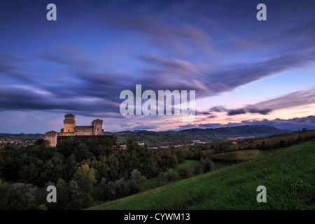 Am Nachmittag Licht fällt auf Burg Torrechiara, Emilia-Romagna, Italien Stockfoto