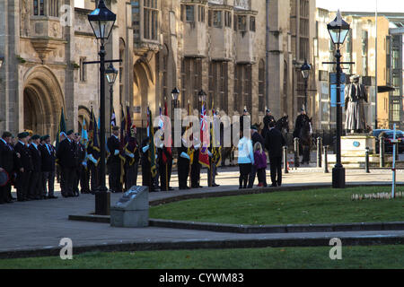 Bristol, UK. Sonntag, 11. November 2012. College Green wurde verwendet, um die Masse Reihen montieren, bevor der Marsch begann. Alamy Live-Nachrichten Stockfoto