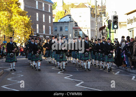 Bristol, UK. Sonntag, 11. November 2012. Die Pipe Band führte die Parade von College Green, das Kenotaph. Alamy Live-Nachrichten Stockfoto