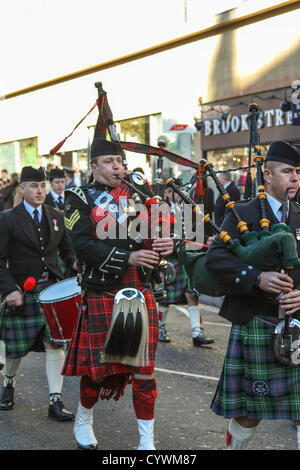 Bristol, UK. Sonntag, 11. November 2012. Die Pipe Band führte die Parade von College Green, das Kenotaph. Alamy Live-Nachrichten Stockfoto