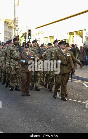 Bristol, UK. Sonntag, 11. November 2012. Die Pipe Band führte die Parade von College Green, das Kenotaph in Bristol. Alamy Live-Nachrichten Stockfoto