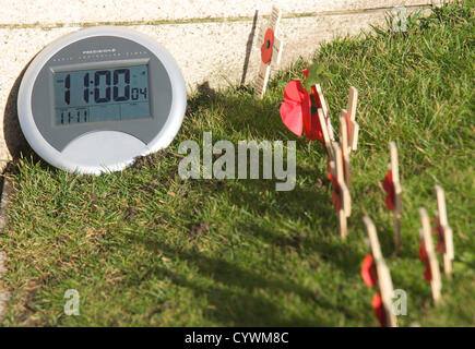 Blackpool, UK 11. November 2012.  Gedenkgottesdienst statt in Blackpool Ehrenmal an der Strandpromenade neben Nordpier. Mohn und eine Uhr zeigt die elfte Stunde des elften Tag des elften Monats. Alamy Live-Nachrichten Stockfoto