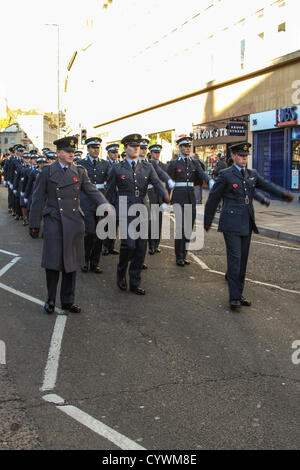 Bristol, UK. Sonntag, 11. November 2012. Die Pipe Band führte die Parade von College Green, das Kenotaph in Bristol. Alamy Live-Nachrichten Stockfoto