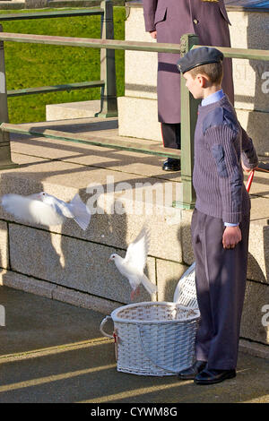 Blackpool, UK 11. November 2012.  Gedenkgottesdienst statt in Blackpool Ehrenmal an der Strandpromenade neben Nordpier. Ein junger Kadett der RAF gibt Tauben nach dem erklingen des letzten Beitrags frei. Alamy Live-Nachrichten Stockfoto