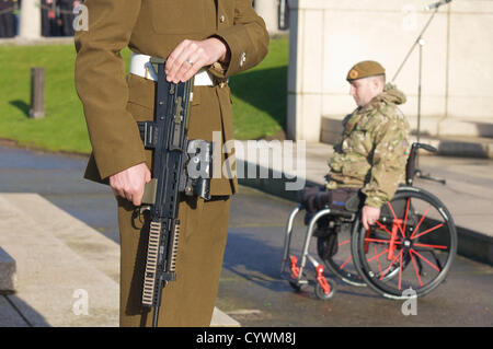 Blackpool, Großbritannien, 11. November 2012. Gedenkfeier im Blackpool Cenotaph. Ein Soldat, der in Afganistan seine Beine verlor, und ein bewaffneter junger Kadett bei der Kranzniederlegung. Alamy Live News Stockfoto