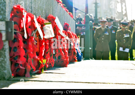 Blackpool, UK 11. November 2012.  Gedenkgottesdienst statt in Blackpool Ehrenmal an der Strandpromenade neben Nordpier. Abschließende Gebete sind nach der Kranzniederlegung Zeremonie. Alamy Live-Nachrichten Stockfoto