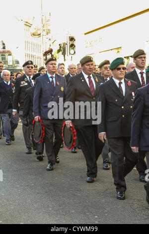 Bristol, UK. Sonntag, 11. November 2012. Die Pipe Band führte die Parade von College Green, das Kenotaph in Bristol. Alamy Live-Nachrichten Stockfoto