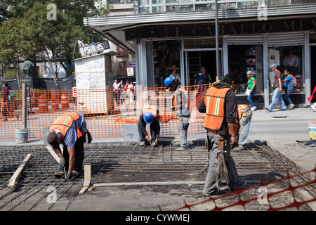 Bauarbeiter Metallgitter Grundlagen auf Straße, José María Pino Suárez, in Mexiko-Stadt DF Stockfoto