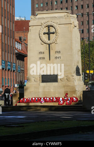 Bristol, UK. Sonntag, 11. November 2012. Mohn Kränze wurden am Cenotaph in Bristol City Centre gelegt. Alamy Live-Nachrichten Stockfoto