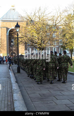 Bristol, UK. Sonntag, 11. November 2012. College Green wurde verwendet, um die Masse Reihen montieren, bevor der Marsch begann. Alamy Live-Nachrichten Stockfoto