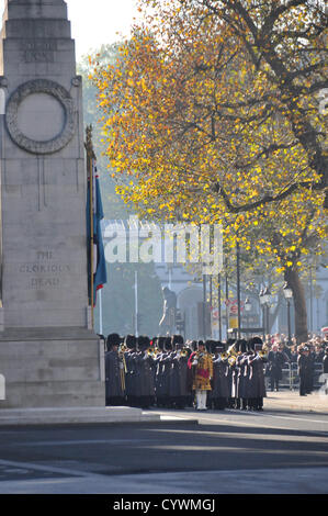 Whitehall, London, UK. 11. November 2012. Eine Blaskapelle nähert sich das Kenotaph Vorbereitungen für den Dienst stattfinden. Erinnerung findet Sonntag am Whitehall die Toten von Krieg und Konflikt zu erinnern. Männer und Frauen aus allen Bereichen der Streitkräfte sowie zivile Organisationen Linie Whitehall und marschieren vorbei das Kenotaph als einen Akt des Gedenkens. Alamy Live-Nachrichten Stockfoto