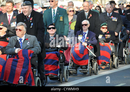 Whitehall, London, UK. 11. November 2012. Eine Gruppe im Rollstuhl in die Spalte Line-up vor dem Gottesdienst in der Nähe der Kenotaph. Erinnerung findet Sonntag am Whitehall die Toten von Krieg und Konflikt zu erinnern. Männer und Frauen aus allen Bereichen der Streitkräfte sowie zivile Organisationen Linie Whitehall und marschieren vorbei das Kenotaph als einen Akt des Gedenkens. Alamy Live-Nachrichten Stockfoto