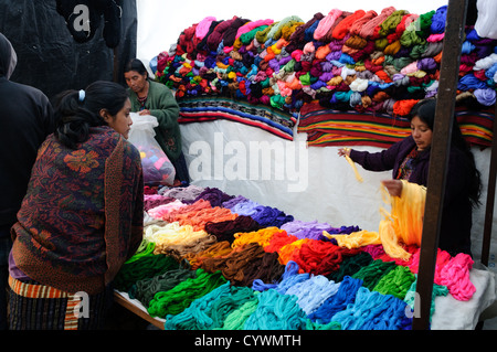 CHICHICASTENANGO, Guatemala - Bunte Fäden für verfügbare Weben für Verkauf am Sonntag Markt. Chichicastenango ist eine indigene Maya Stadt im guatemaltekischen Hochland ca. 90 Meilen nordwestlich von Guatemala City und auf einer Höhe von fast 6.500 Metern. Es ist berühmt für seine Märkte Sonntags und Donnerstags. Stockfoto