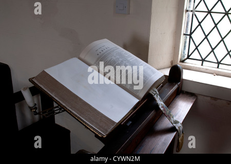 Eine Bibel auf das Rednerpult, Holy Trinity Church, Sewstern, Leicestershire, Großbritannien Stockfoto