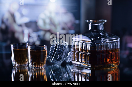 Kristallgläser mit Whiskey auf dunklem Hintergrund Stockfoto