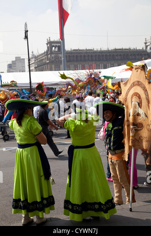 Menschen in Tracht bei jährlichen Alebrijes Parade am Zocalo in Mexiko-Stadt DF Stockfoto