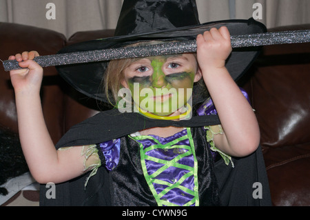 5 Jahre altes Mädchen, gekleidet In ein Hexen Kostüm Outfit Halloween Stockfoto