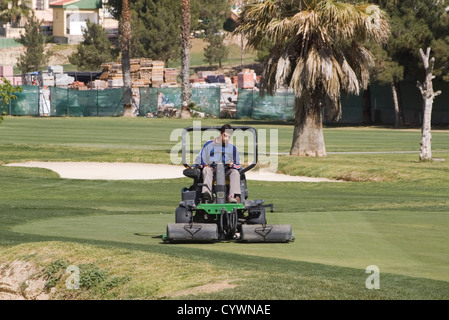 Greenkeeper schneiden das Grün am La Marquesa Golf und Country Club Quesada Spanien Stockfoto