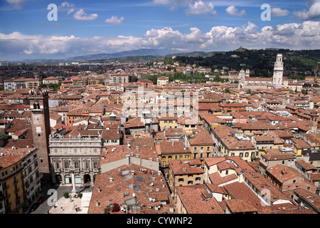 Blick über die Piazza Delle Erbe, gesehen von der Torre dei Lamberti, Verona, Veneto, Italien Stockfoto