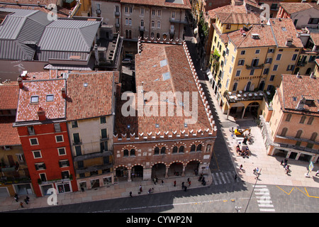 Historische Häuser an der Piazza Delle Erbe, gesehen von der Torre dei Lamberti, Verona, Veneto, Italien Stockfoto