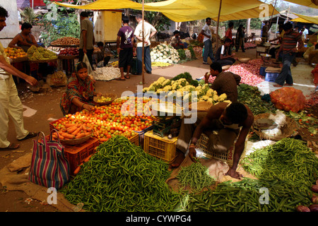 Gemüsemarkt, Chaudi (in der Nähe von Palolem Beach), South Goa, Indien. Stockfoto