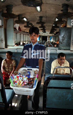 Zugverkäufer zwischen Goa und Karnataka, Indien. Stockfoto