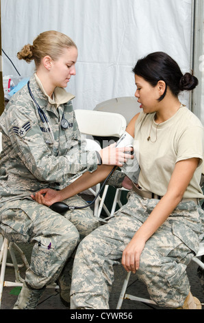 U.S. Air National Guard Senior Airman Abby der 109. Medical Group, Air National Guard Base, Scotia, N.Y., und Pattersonville, N.Y., native, wertet US Army National Guard Pfc. Nathaly Eumana, ein Kraftverkehrs-Betreiber von den 719th Transport Stockfoto