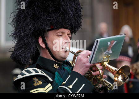 George Square, Glasgow, Schottland, Großbritannien, Sonntag, 11. November 2012. Ein Mitglied der Streitkräfte spielt in der Band während der Remembrance Day Parade Stockfoto