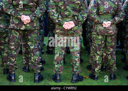 11. November 2012, George Square, Glasgow Schottland. Soldaten in Tarnung Uniformen auf Parade am Remembrance Day Parade Stockfoto