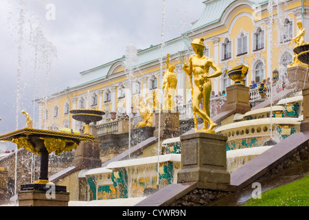 Peterhof-Palast in der Nähe von St. Petersburg. Große Kaskade Brunnen unteren Park. UNESCO-Weltkulturerbe. Stockfoto