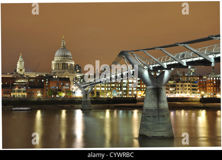 Eine Nachtszene von St-Paul-Kathedrale und die Millennium Brücke über den Fluss Themse in London Stockfoto