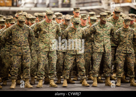 Marines und Matrosen zugewiesen, die 26. Marine Expeditionary Unit (MEU) stehen in Parade Ruhe während eines Gebets an ein US-Marine Stockfoto