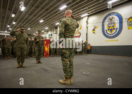 Sgt. Major Todd Parisi, 26. Marine Expeditionary Unit (MEU)-Sergeant-Major, grüßt die Marine und Seeleute, 26. zugewiesen Stockfoto