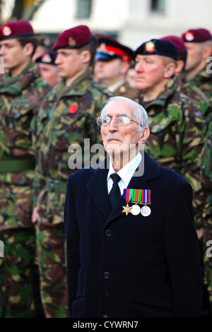 11. November 2012, George Square, Glasgow Schottland. Duncan Mills, im Alter von 92, aus Riddrie, Glasgow auf der Parade am Remembrance Day Parade, George Square, Glasgow, Schottland Stockfoto