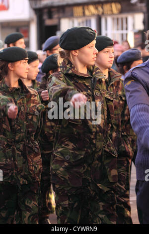 11. November 2012 März junge Mitglieder des CCF (Combined Cadet Force) entlang Wells High Street Somerset als Teil des Gedenkens Sonntag Parade, Wells, Somerset UK Stockfoto