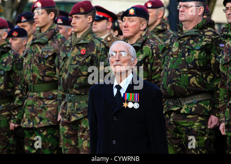 11. November 2012, George Square, Glasgow Scotland.Duncan Mühlen, im Alter von 92, aus Riddrie, Glasgow, an der Parade mit Soldaten an der Remembrance Day Parade, George Square, Glasgow, Duncan Mills war im aktiven Dienst der Artillerie-Division 1939 - 1945. Stockfoto