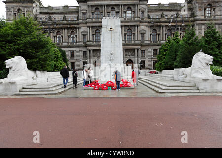 George Square, Glasgow, Schottland, Sonntag, 11. November 2012. Mohn Kränze niedergelegt am Ehrenmal. Stockfoto