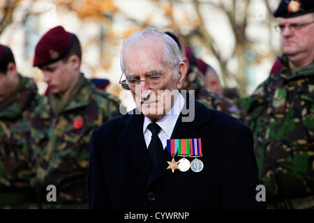 11. November 2012, George Square, Glasgow Scotland.Duncan Mühlen, im Alter von 92, aus Riddrie, Glasgow, an der Parade mit Soldaten an der Remembrance Day Parade, George Square, Glasgow, Duncan Mills war im aktiven Dienst der Artillerie-Division 1939 - 1945. Stockfoto