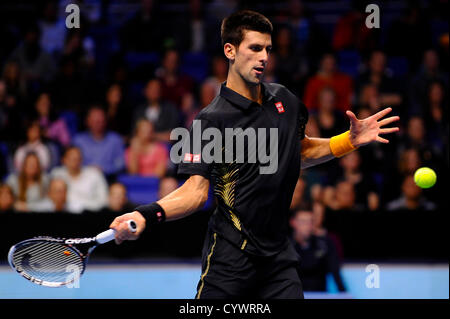 11.11.2012 London, England. Serbias Novak Djokovic in Aktion gegen Argentinas Juan Martin del Potro während das erste Semi-Finale von Barclays ATP World Tour Finals in der O2 Arena. Stockfoto