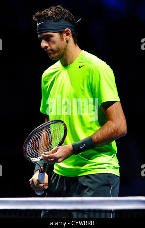 11.11.2012 London, England. Argentinas Juan Martin del Potro blickt auf gegen Serbias Novak Djokovic in das erste Semi-Finale von Barclays ATP World Tour Finals in der O2 Arena. Stockfoto